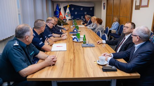 Kaski dla dzieci i rozmowy o przejazdach kolejowych