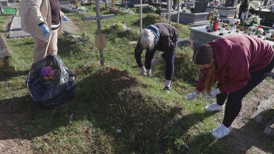 Każdy zasługuje na pamięć — wolontariusze porządkują groby zapomnianych w Ostrowcu