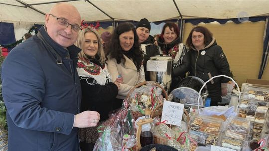 Kiermasz bożonarodzeniowy na placu Promenada w Opatowie