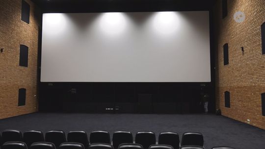Kino gotowe dla widzów, widzowie czekają na pierwszy seans