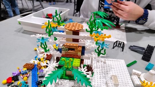 Klocki LEGO zamieniły się w choinki w Ostrowieckim Browarze Kultury