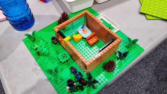 Klockomania. Młodzi konstruktorzy stworzyli osiedle Strasznie Fantastycznych Domów pełne sekretów i wyobraźni