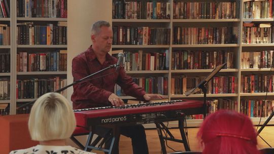 Koncert Szymona Pochecia oczarował publiczność w ostrowieckiej bibliotece