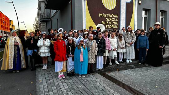 Korowód Świętych i bal w „Czwórce”