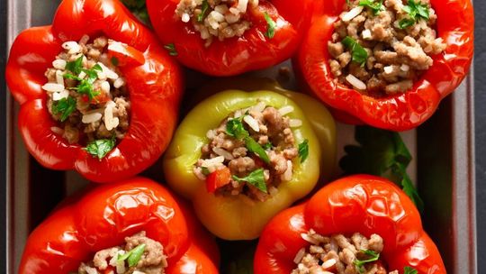 Kreatywny i szybki sposób na paprykę faszerowaną mięsem mielonym z dodatkami