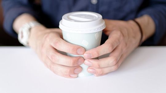 Kubki jednorazowe do kawy. Jak wybrać odpowiednie