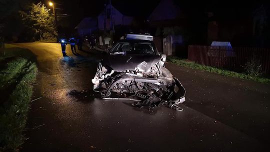 Kunów: Samochód uderzył w ogrodzenie