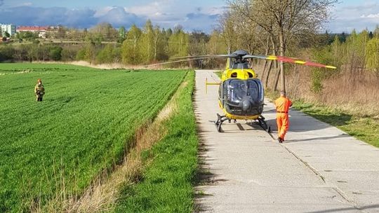 KUNÓW: Wypadek z udziałem motocyklisty. Interweniował śmigłowiec pogotowia