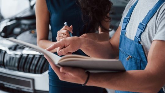 Kwestie językowe i tłumaczenia dokumentów przy sprowadzaniu samochodu z zagranicy