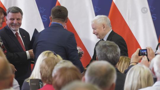 Kwiaty i miód dla prezesa Kaczyńskiego