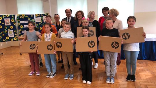 Laptopy dla uczniów szkoły w Bidzinach