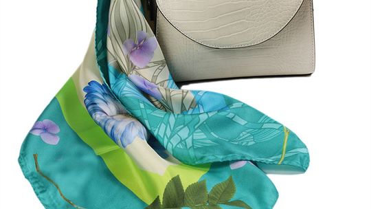 Letnie apaszki damskie: obowiązkowy element lata 2024