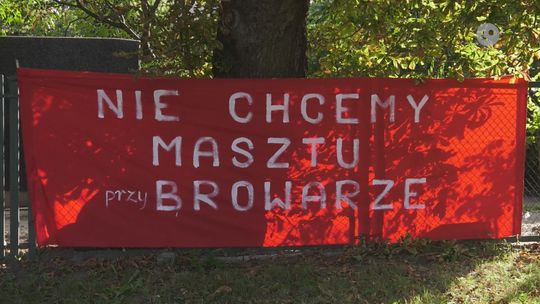Maszt wybudowany, mieszkańcy protestują
