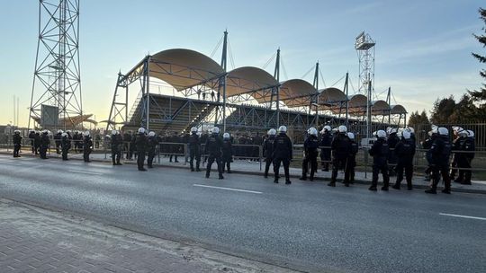 Mecz w Ostrowcu: 7 zatrzymanych za race i „sektorówkę”