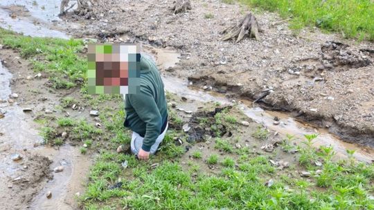 Mężczyzna ugrzązł w podmokłym terenie nad Chańczą