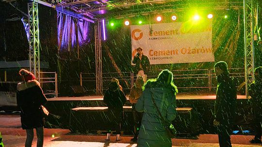 Mieszkańcy  na Placu Wolności powitali 2026 rok