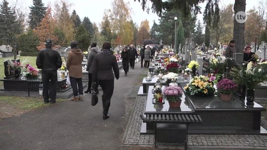 Mieszkańcy Ostrowca Św. odwiedzają groby bliskich