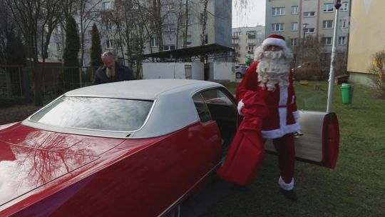 Mikołaj przybył zabytkowym autem i odwiedził przedszkolaków Mikołaj przybył zabytkowym autem i odwiedził przedszkolaków