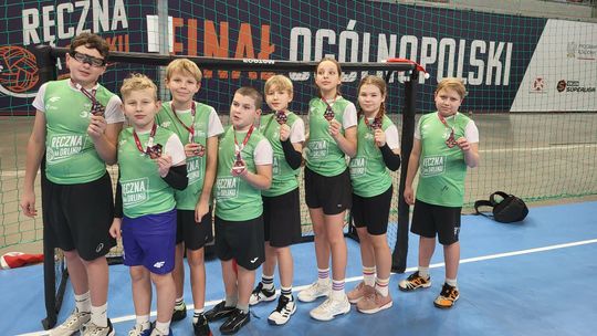 Młodzi szczypiorniści z Sarnówka piąci w Polsce w finale Ręczna na Orliku