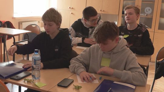 Młodzież uczy się jak zostać przedsiębiorcą