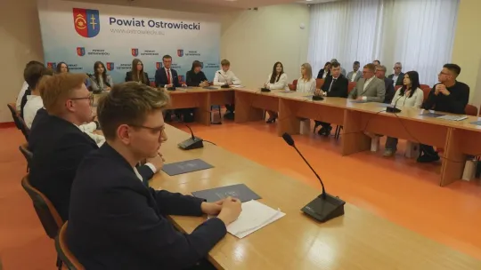 Młodzieżowa Rada Powiatu Ostrowieckiego rozpoczęła pracę — 21 radnych ma dwuletnią kadencję