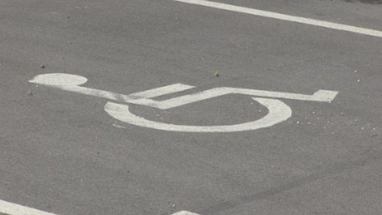Mniej kart parkingowych dla niepełnosprawnych