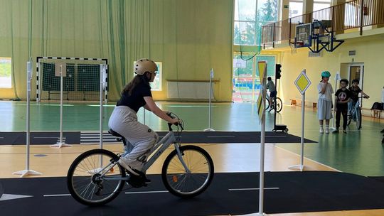 Mobilne miasteczko w Ćmielowie. Uczniowie już zdają kartę rowerową