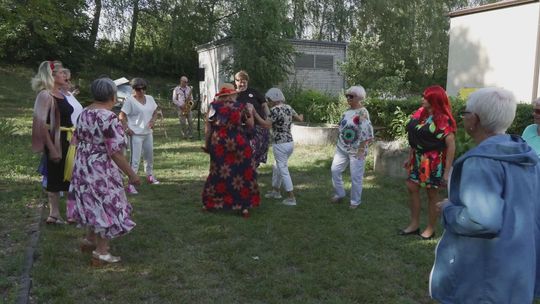 Muzyka, integracja i wspólna zabawa na placu przy szkole