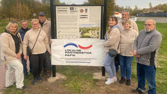 Na Gawrońcu stanęła tablica o osadzie neolitycznej — przypomnienie pradawnej historii