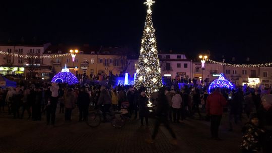 Na ostrowieckim Rynku zapalono Mega Choinkę