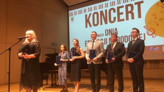 Nauczyciele i uczniowie wspólnie uczcili Dzień Edukacji Narodowej koncertem
