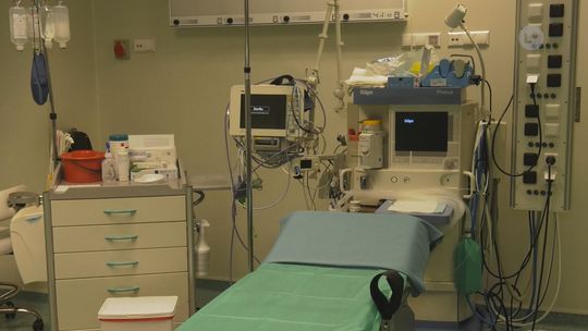 NFZ zalega ponad 105 mln zł świętokrzyskim szpitalom — Sejmik jednogłośnie żąda natychmiastowej zapłaty