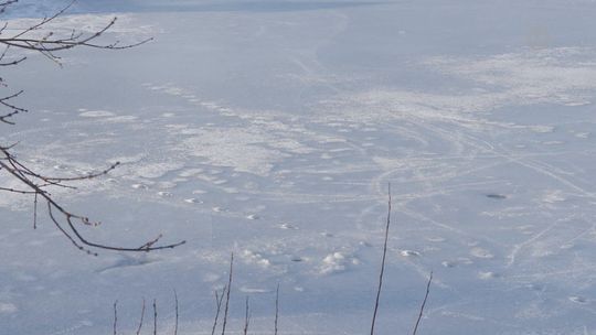 Nie ryzykuj na lodzie. Służby przestrzegają przed spacerami po zamarzniętych akwenach