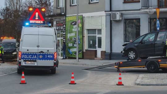 Niebezpieczna niedziela. Wjazd pod prąd na rondzie i potrącenie nietrzeźwego pieszego