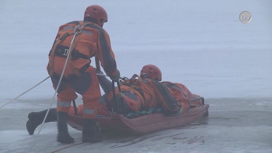 Niebezpieczny spacer po lodzie