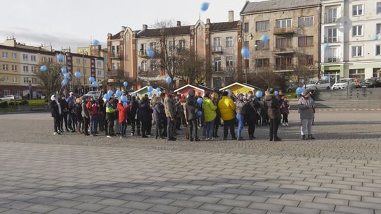 Niebieska wędrówka ulicami Ostrowca na znak tolerancji i solidarności