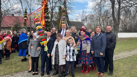 Niedziela Palmowa w Tarłowie: korowód, palmy i lokalna wspólnota