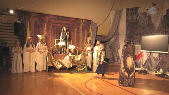 „Od niewoli do nadziei”. Premiera szkolnego spektaklu w Sarnówku