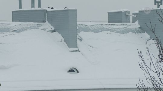 Odśnieżanie dachów — obowiązek właścicieli