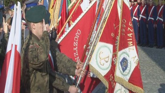 Ogień Niepodległościowy pod pomnikiem marszałka