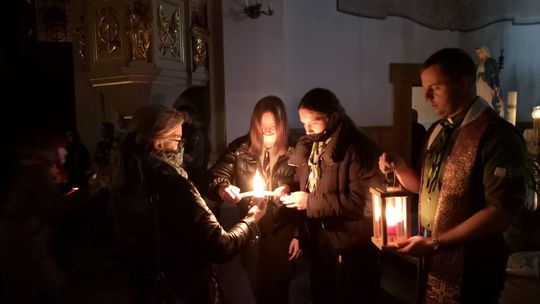  Ogień z Betlejem przekazany mieszkańcom. Harcerze złożyli Zobowiązanie Instruktorskie