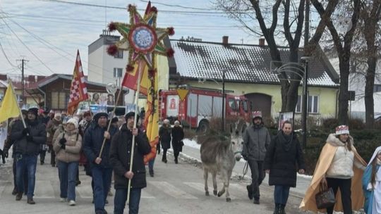 Orszak Trzech Króli w Ożarowie: Nadzieją się cieszą!