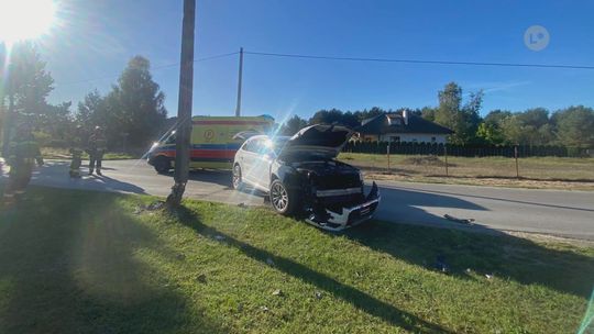 OSTROWIEC | Audi uderzyło w słup. Kobieta ranna