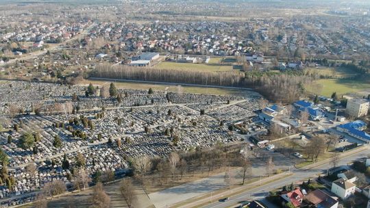 OSTROWIEC: Cmentarz komunalny będzie większy   