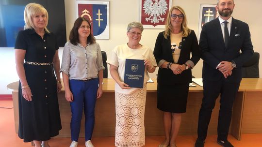 OSTROWIEC | Lokalne stowarzyszenia otrzymały wsparcie.  Pieniądze z budżetu powiatu podzielone