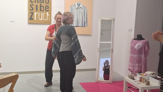 OSTROWIEC | Moda z czasów PRL-u na warsztatach w BWA