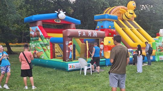 OSTROWIEC |  Muzyka, zabawa i integracja. Tak zakończyły się wakacje w Parku Miejskim