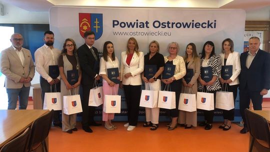 OSTROWIEC | Nauczyciele odebrali awanse. Kolejny krok w karierze