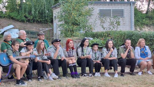 OSTROWIEC | Ognisko, śpiewy i harcerska integracja