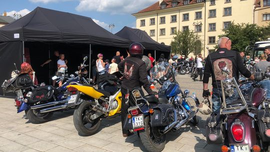 OSTROWIEC | Podziwiali motory i podzieli się cennym lekiem. Piknik „MotoKrew” odbył się po raz drugi